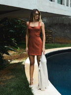 Vestido Curto com Recortes - Telha